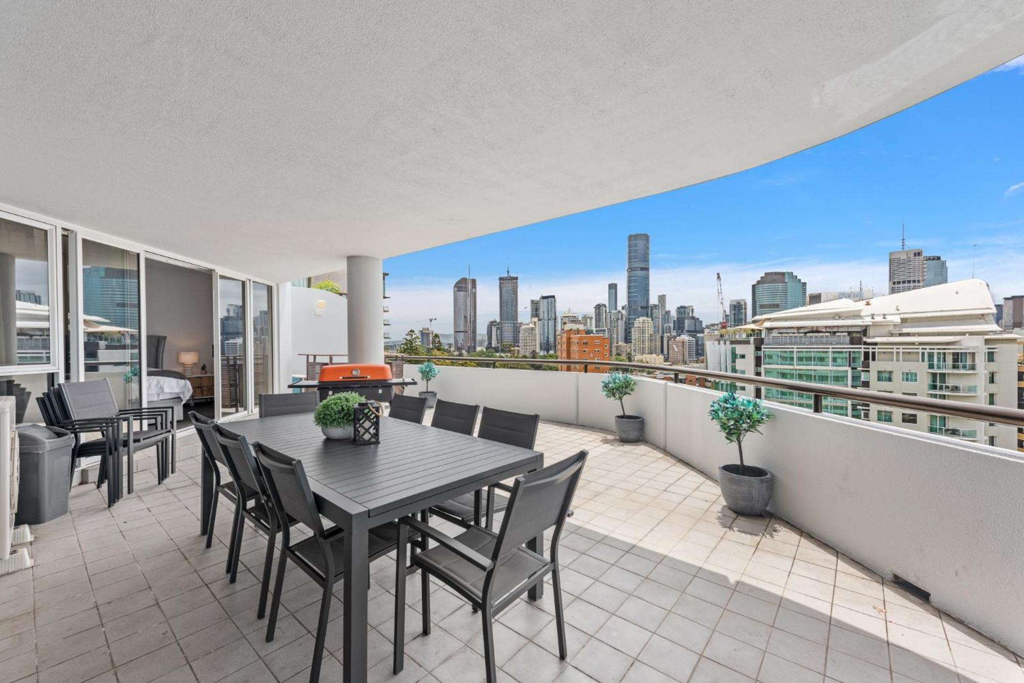 Lavish 3-Bed With Wraparound Balcony And Pool Leilighet Brisbane Eksteriør bilde