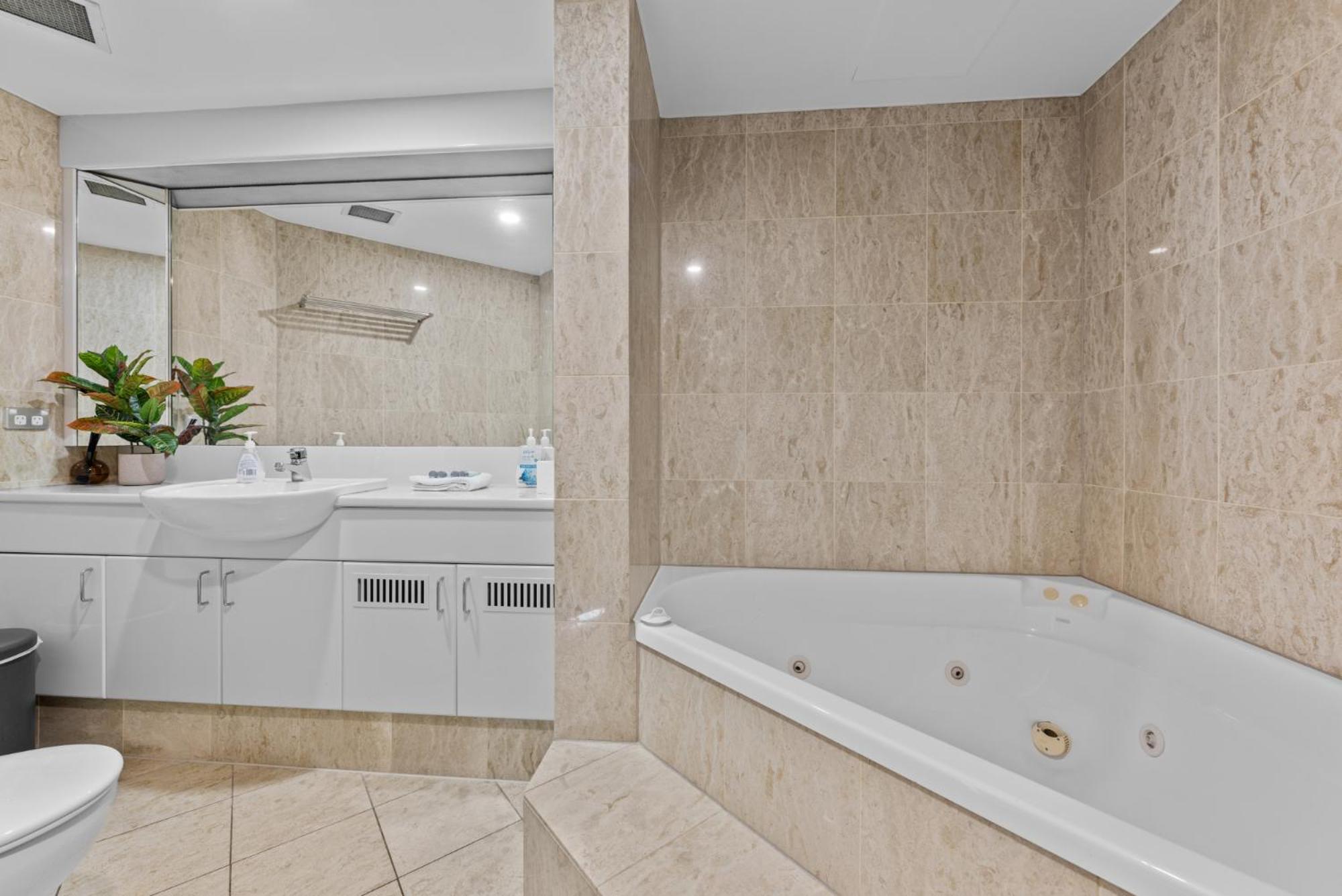Lavish 3-Bed With Wraparound Balcony And Pool Leilighet Brisbane Eksteriør bilde