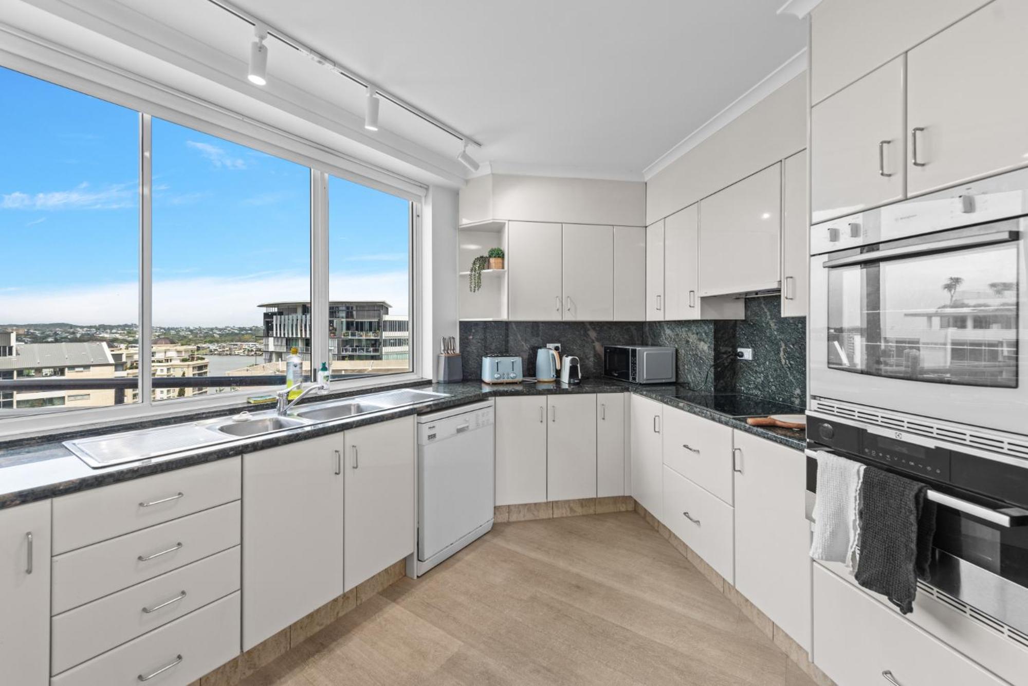 Lavish 3-Bed With Wraparound Balcony And Pool Leilighet Brisbane Eksteriør bilde