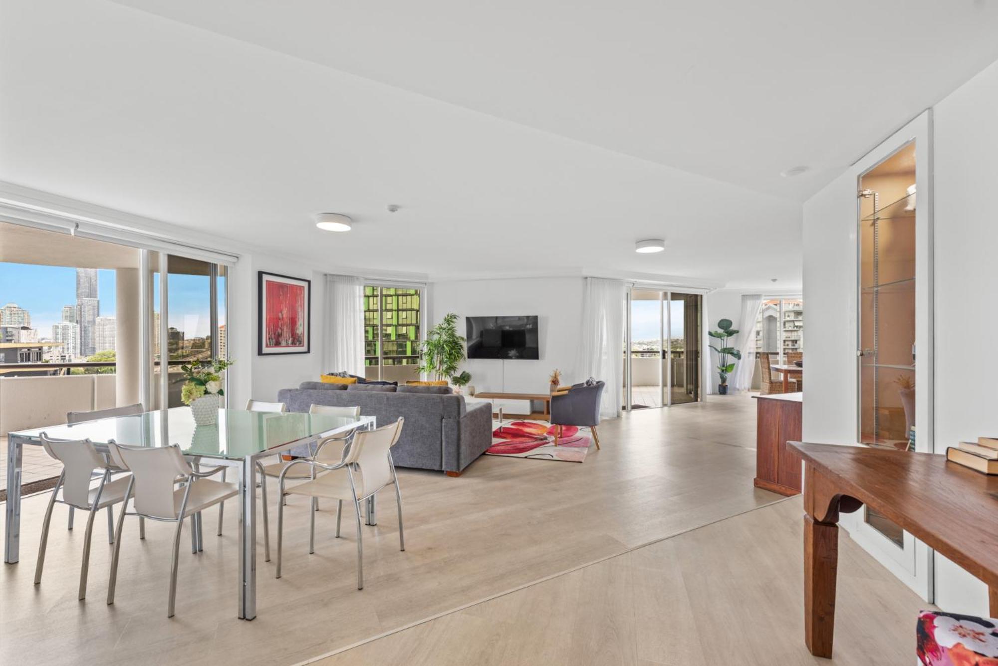 Lavish 3-Bed With Wraparound Balcony And Pool Leilighet Brisbane Eksteriør bilde