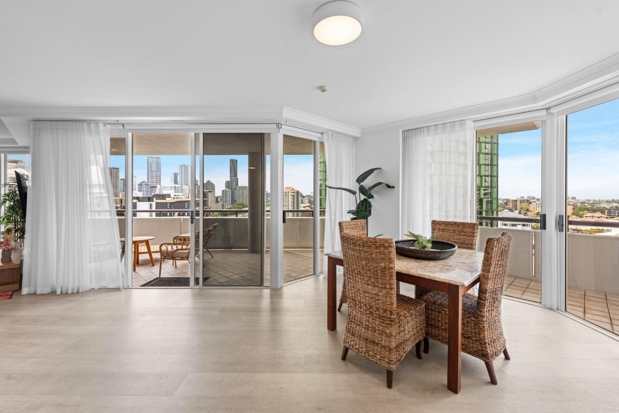 Lavish 3-Bed With Wraparound Balcony And Pool Leilighet Brisbane Eksteriør bilde